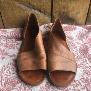 Brown leather sandal flats 1 state Celvin